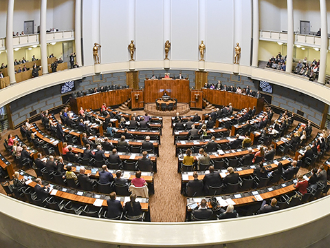 Lisää tietoa täysistunnoista.