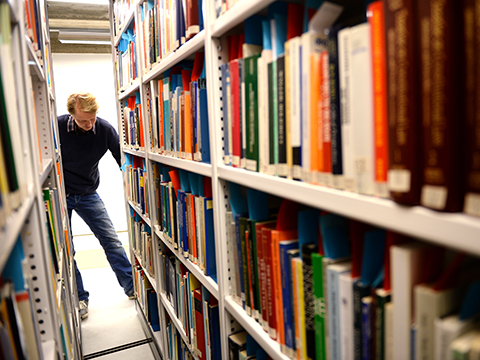 Lisää tietoa kirjaston kokoelmista.