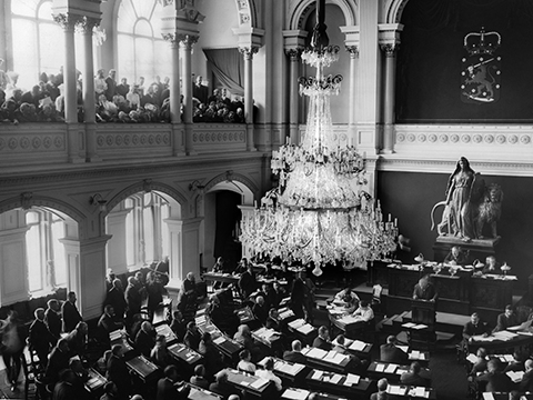 Lisää tietoa teoksesta Yksi kamari – kaksi sukupuolta.