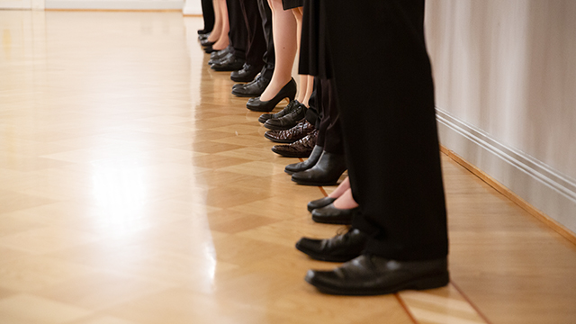 Ministerit rivissä. Kuvassa vain jalkoja.