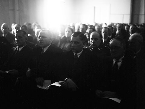 Lisää tietoa Eduskunnan toiminta sota-aikana -tietopaketista.