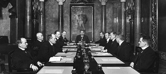 ​P.E. Svinhufvudin ns. itsenäisyyssenaatti. Vasen rivi edestä: Eero Yrjö Pehkonen, Juhani Arajärvi, Arthur Castrén, Jalmar Castrén ja Emil Setälä pöydän päässä P.E. Svinhufvud. Oikea rivi takaa: Kyösti Kallio, Onni Talas, Heikki Renvall, Alexander Frey ja Wilho Louhivuori.