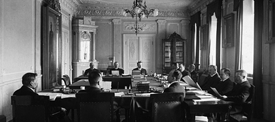 Tokoin senaatin talousosaston istunto. Vasemmalta pöydän ympäri kiertäen: Kyösti Kallio, Matti Paasivuori, Rudolf Holsti, Julius Ailio, Leo Ehrnrooth, Emil Setälä, Oskari Tokoi, Allan Serlachius, Väinö Voionmaa, Antti Tulenheimo, Väinö Tanner ja Väinö Vuolijoki.