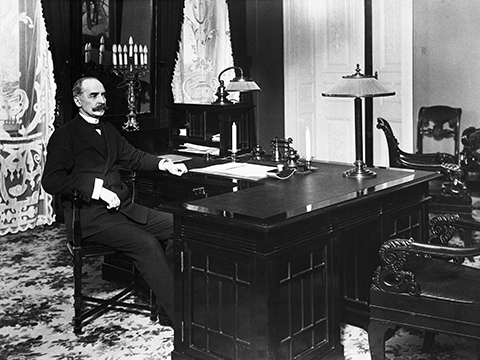 Lisää tietoa hallitusmuodon vahvistamisesta.