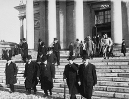 Lisää tietoa kuninkaan valinnasta.