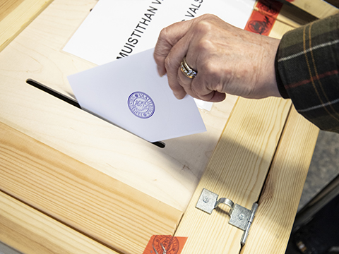 Lue lisää vaalien siirtämisen historiasta.
