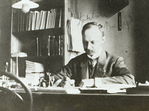 Lue lisää kirjaston johtajista.