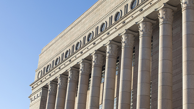 Täysistuntosalin permannolta otettu kuva, jossa kansanedustajat ovat poistumassa istuntosalista