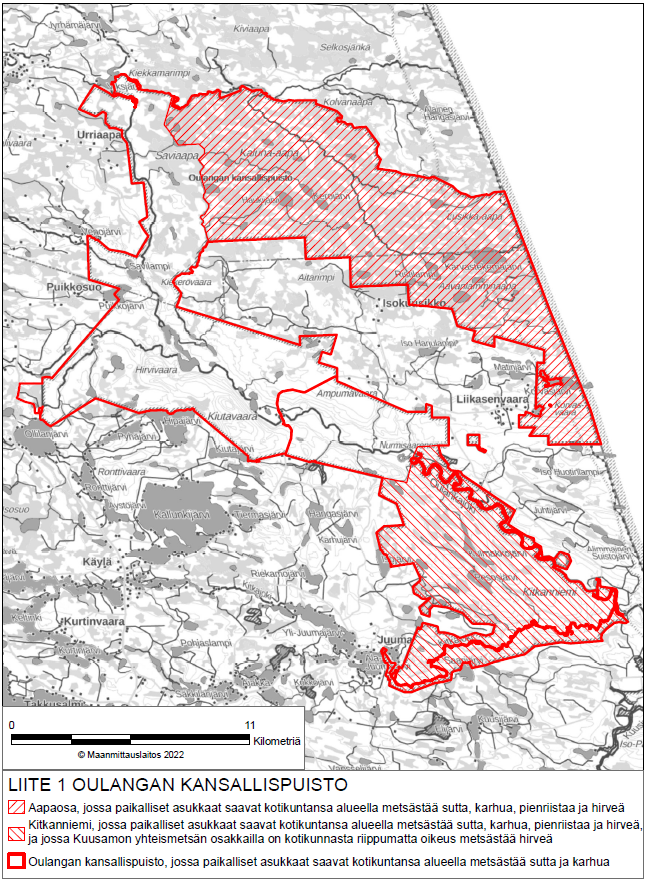 Mustavalkoisella maastokarttapohjalla on esitetty punaisella viivalla Oulangan kansallispuiston alue, joka on jaettu kartassa kolmeen osa-alueeseen alueiden metsästyssäännösten mukaan.