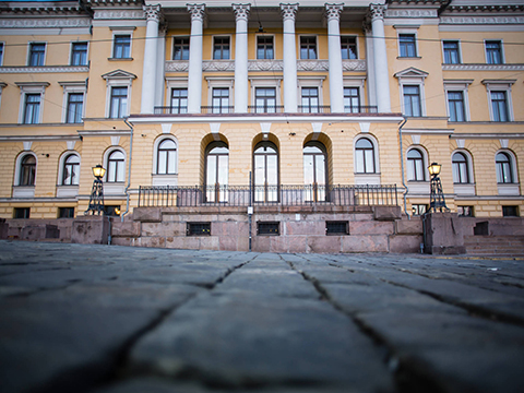 Mer information om hur regeringen ger sin proposition till riksdagen.