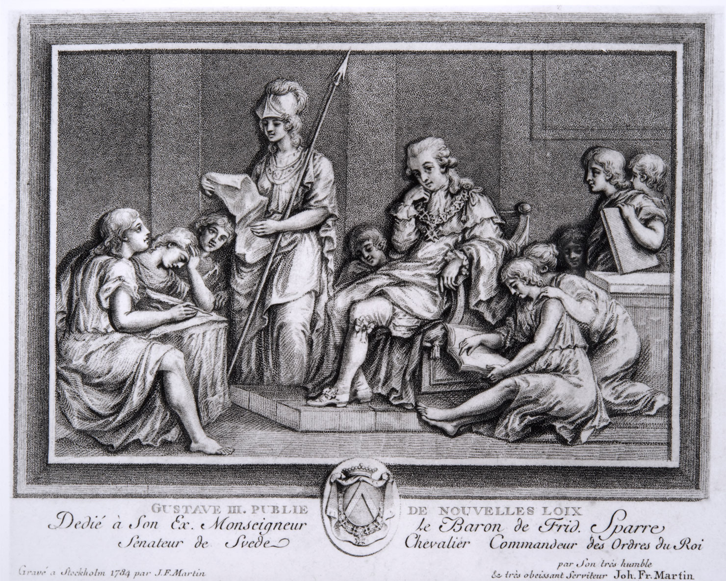 Kuvan gravyyrissa Kustaa III istuu mietteliään näköisenä lakiesityksen laatimistilaisuudessa. Seisaallaan oleva henkilö lukee lakiesitystä kuninkaalle, kirjuri odottaa kuninkaan päätöstä ja kuninkaan vieressä istuu myös lakikirjaa tutkiva avustaja. Kuvassa myös joukko muuta hovin väkeä.